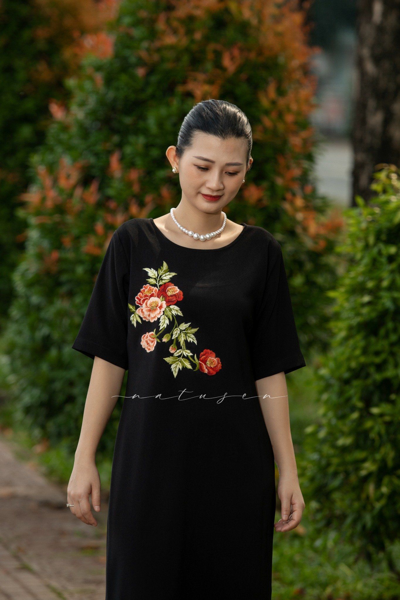 Đầm Betta đen thêu tay Florentina