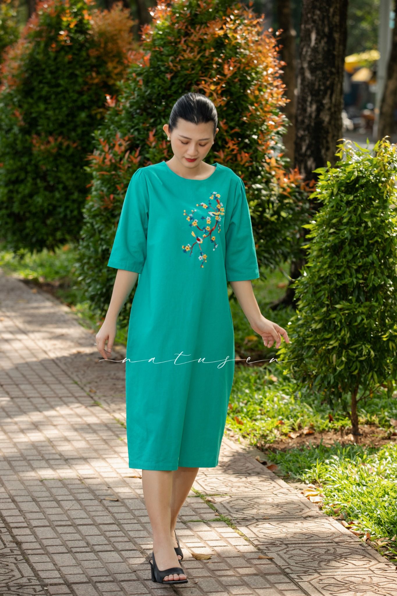 Đầm Viva Xanh Ngọc thêu tay cành Mai Gốm Cây Mai