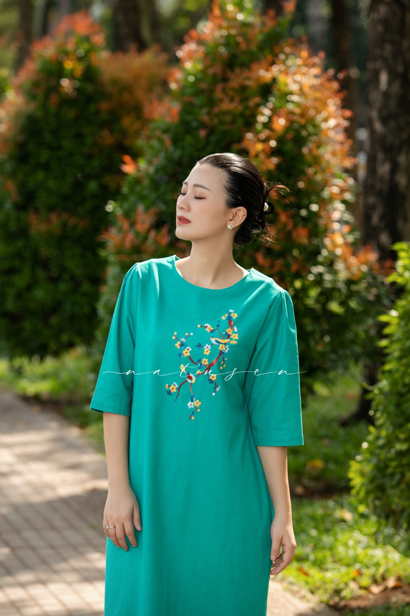Đầm Viva Xanh Ngọc thêu tay cành Mai Gốm Cây Mai