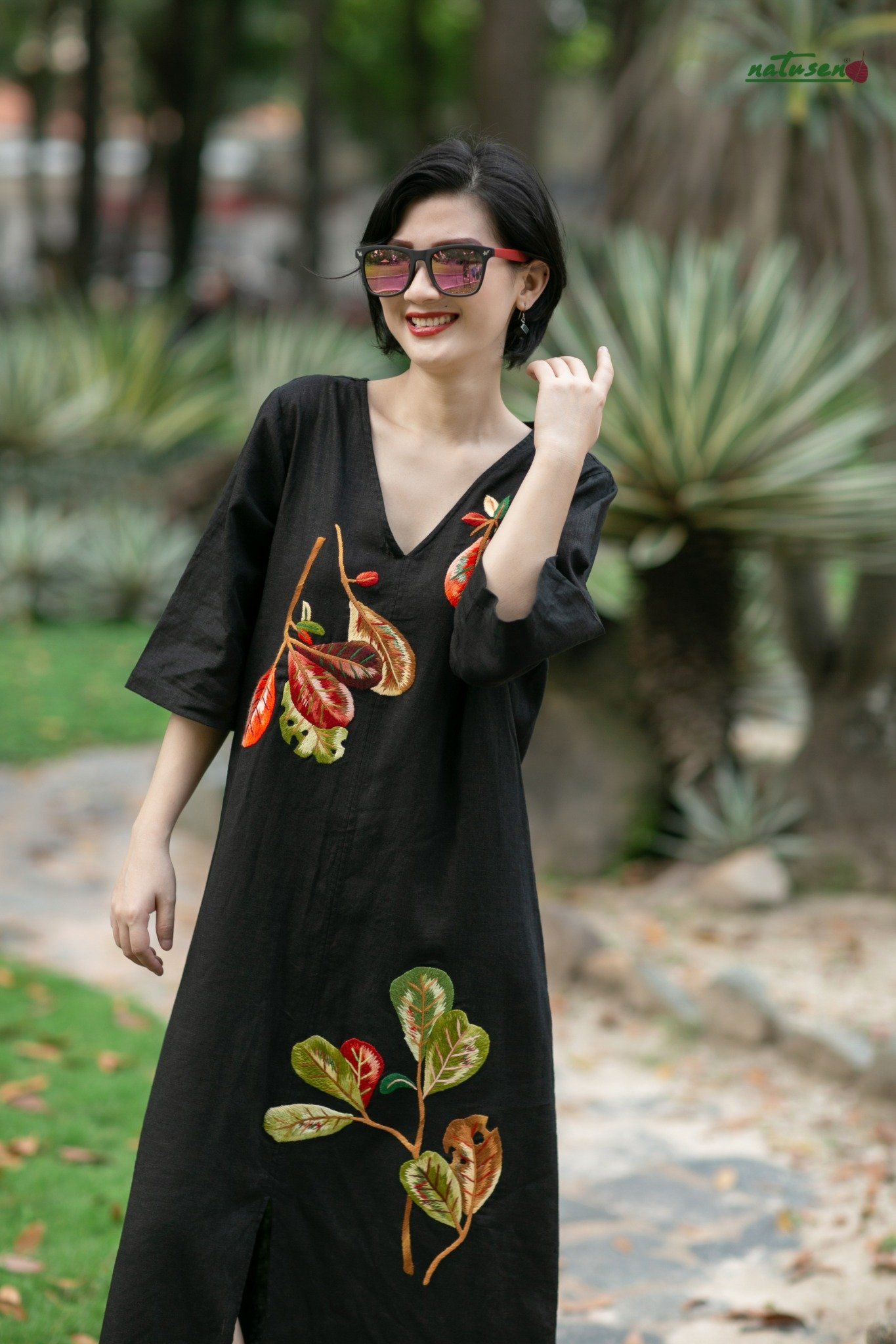Đầm Victory Lá Bàng thêu thủ công đen