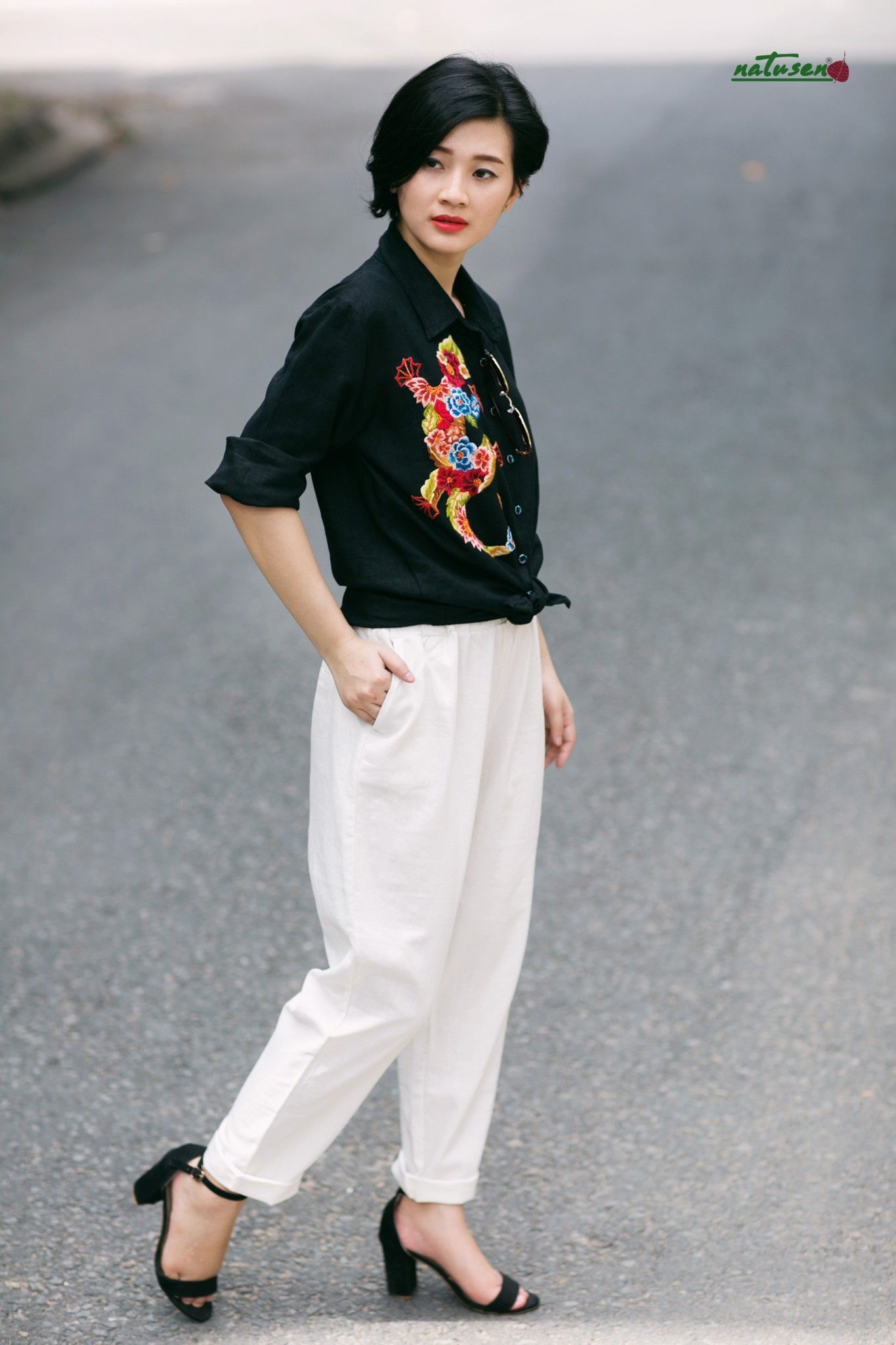 Áo chemise đen linen thêu Tác Kè hoa