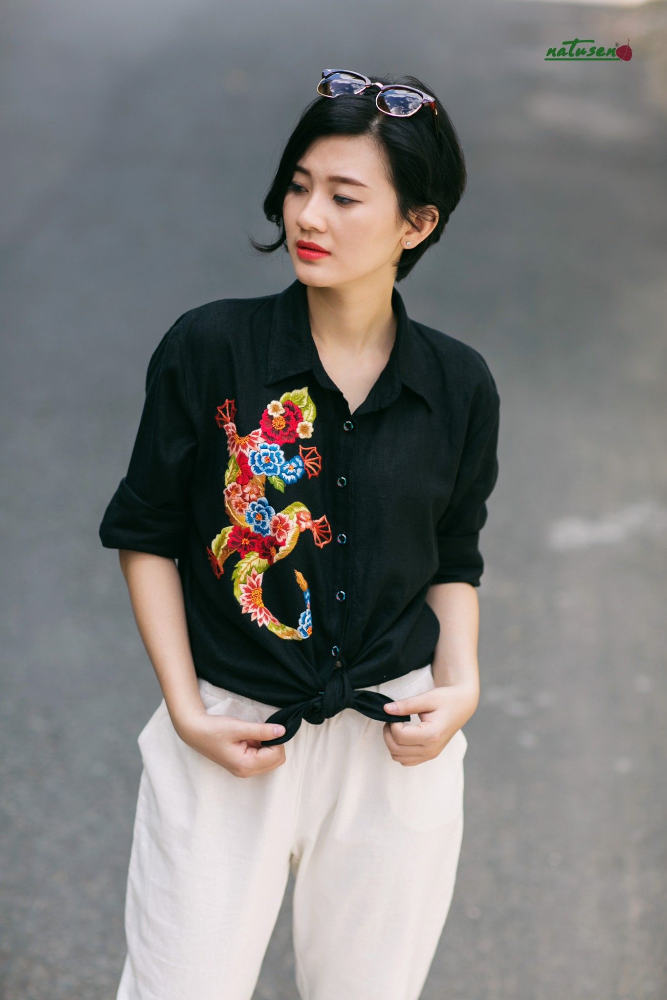Áo chemise đen linen thêu Tác Kè hoa