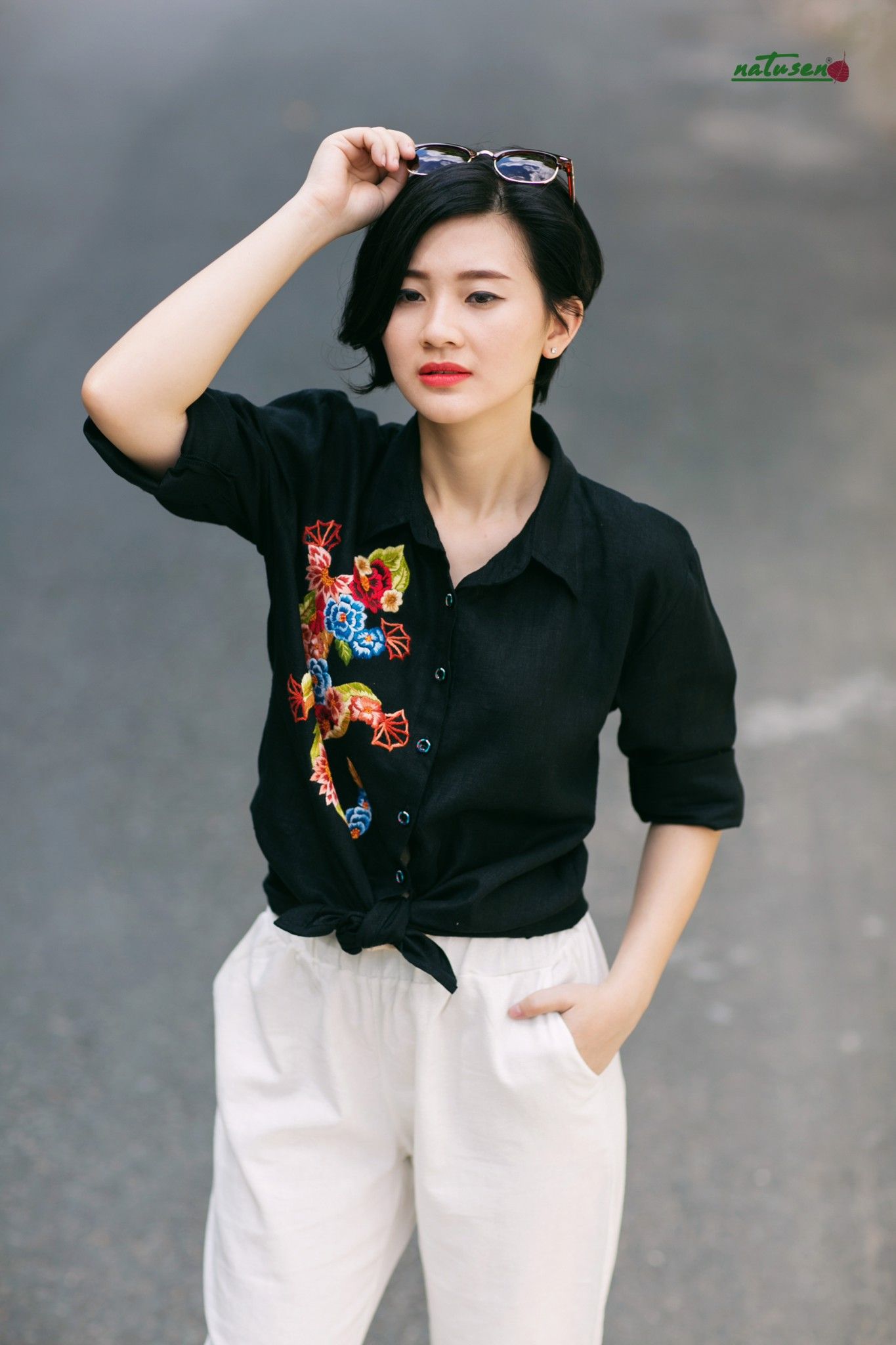 Áo chemise đen linen thêu Tác Kè hoa