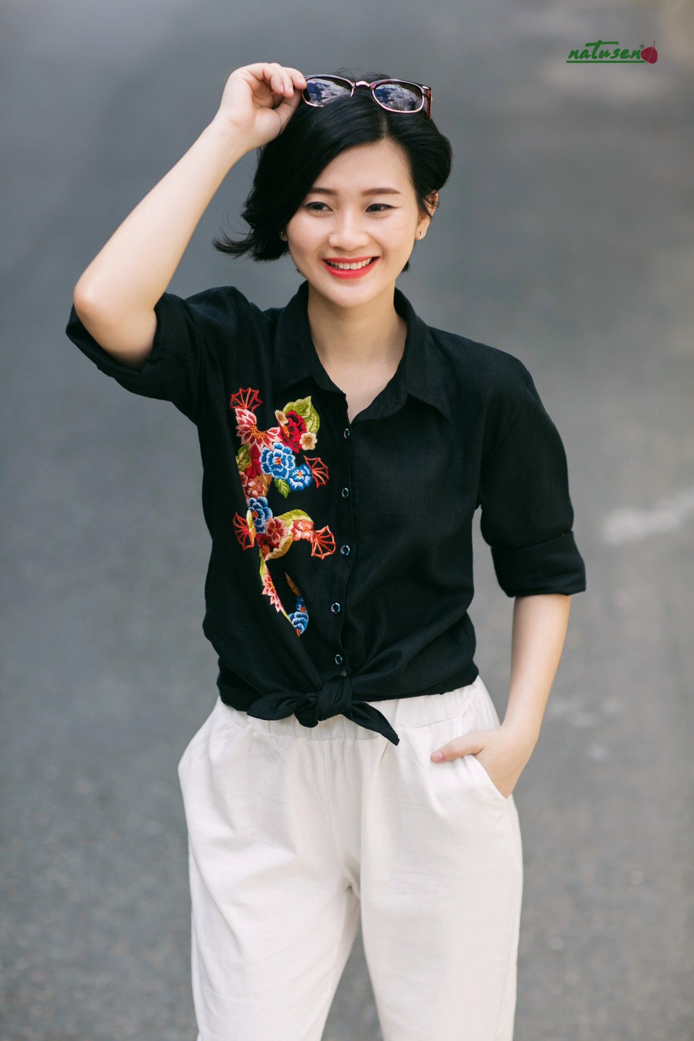 Áo chemise đen linen thêu Tác Kè hoa