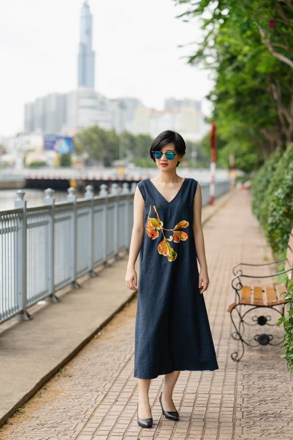 Đầm thêu tay Lá Bàng maxi A màu xanh navy