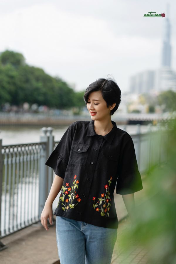 Áo linen thêu tay Cỏ Cúc đen tay chuông
