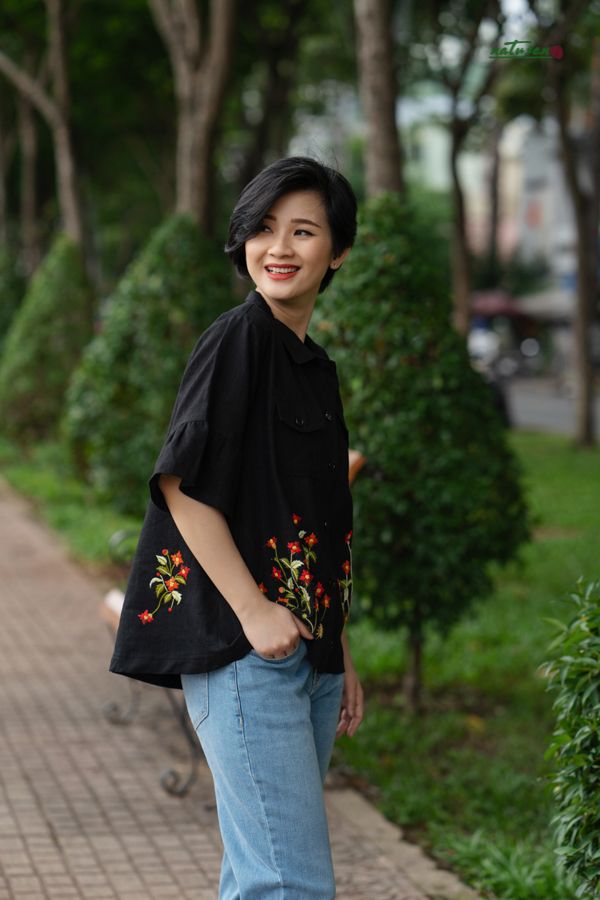 Áo linen thêu tay Cỏ Cúc đen tay chuông
