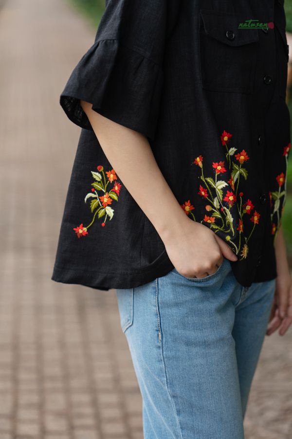 Áo linen thêu tay Cỏ Cúc đen tay chuông