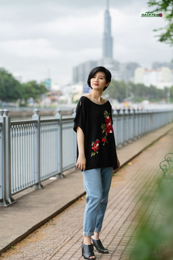 Áo đen thêu tay hoa Phượng cổ thuyền rộng