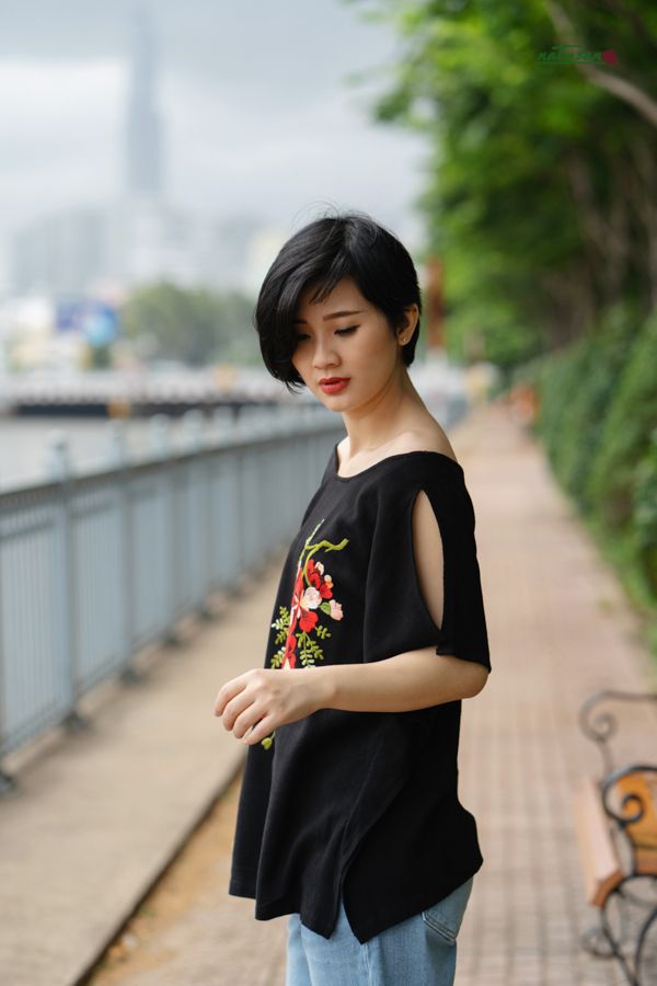 Áo đen thêu tay hoa Phượng cổ thuyền rộng