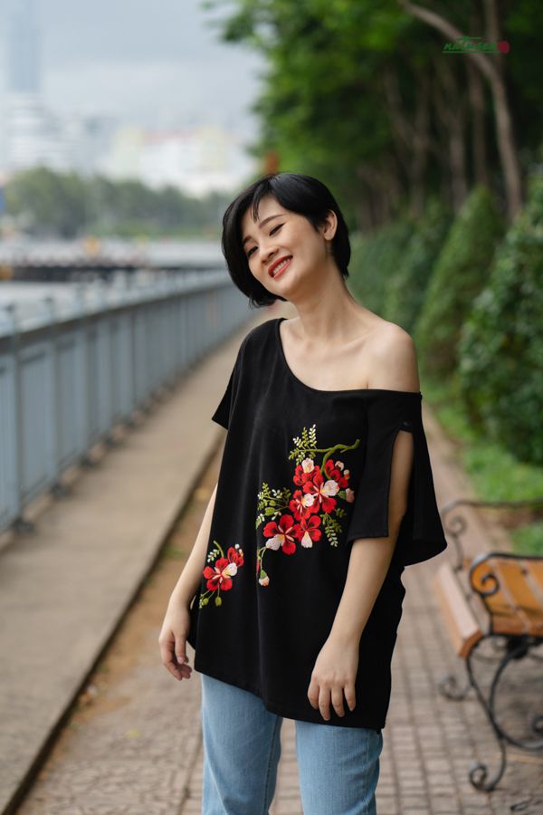 Áo đen thêu tay hoa Phượng cổ thuyền rộng