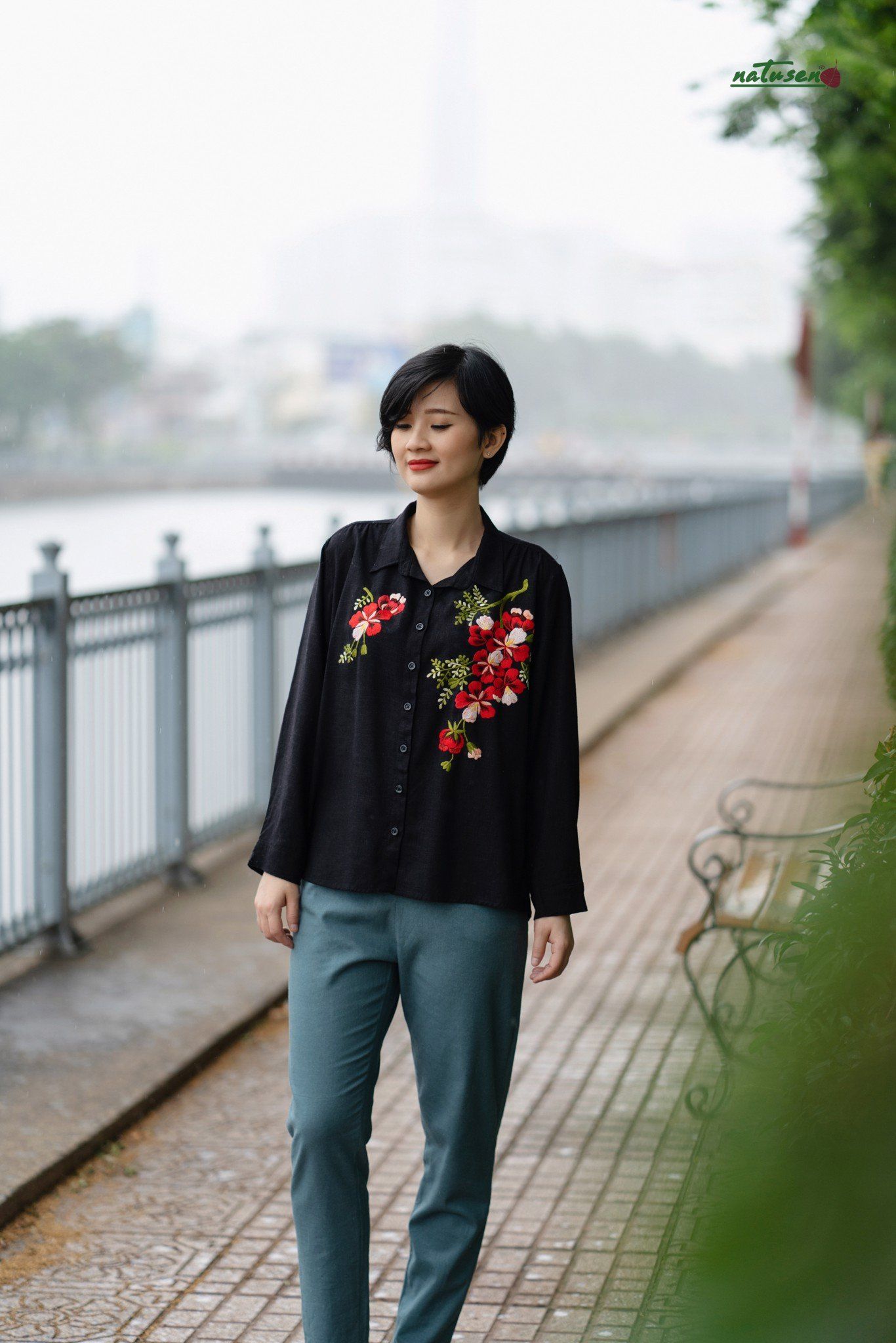 Áo thêu tay Hoa Phượng Đen chemise