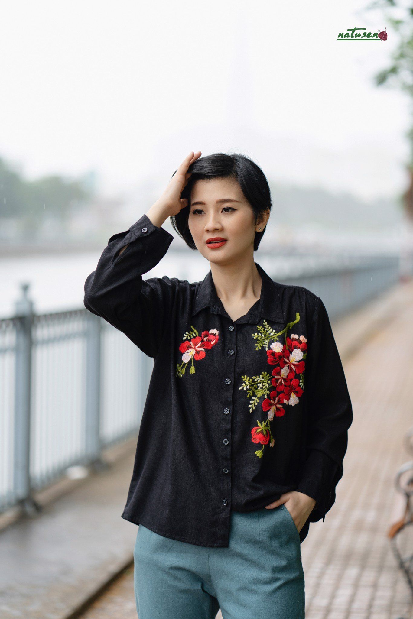  Áo thêu tay Hoa Phượng Đen chemise 