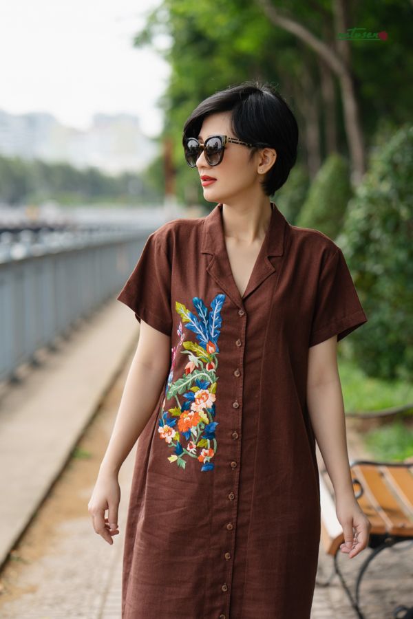 Đầm thêu tay Thu Bình cổ vest màu Caramen