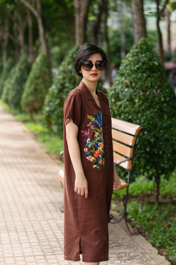 Đầm thêu tay Thu Bình cổ vest màu Caramen