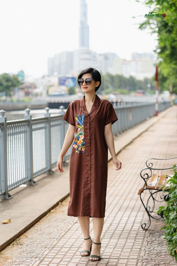 Đầm thêu tay Thu Bình cổ vest màu Caramen