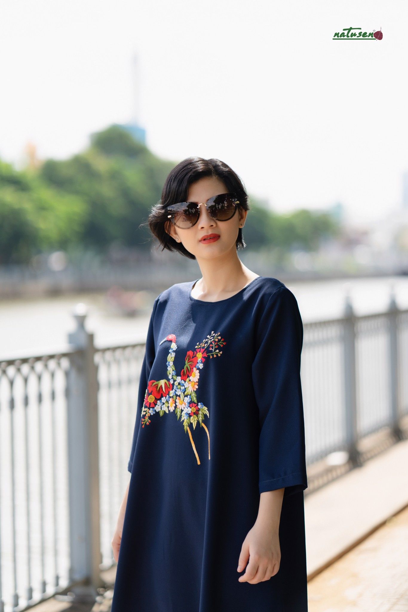 Đầm Hạc Hoa Thị Tết xanh dương thêu tay
