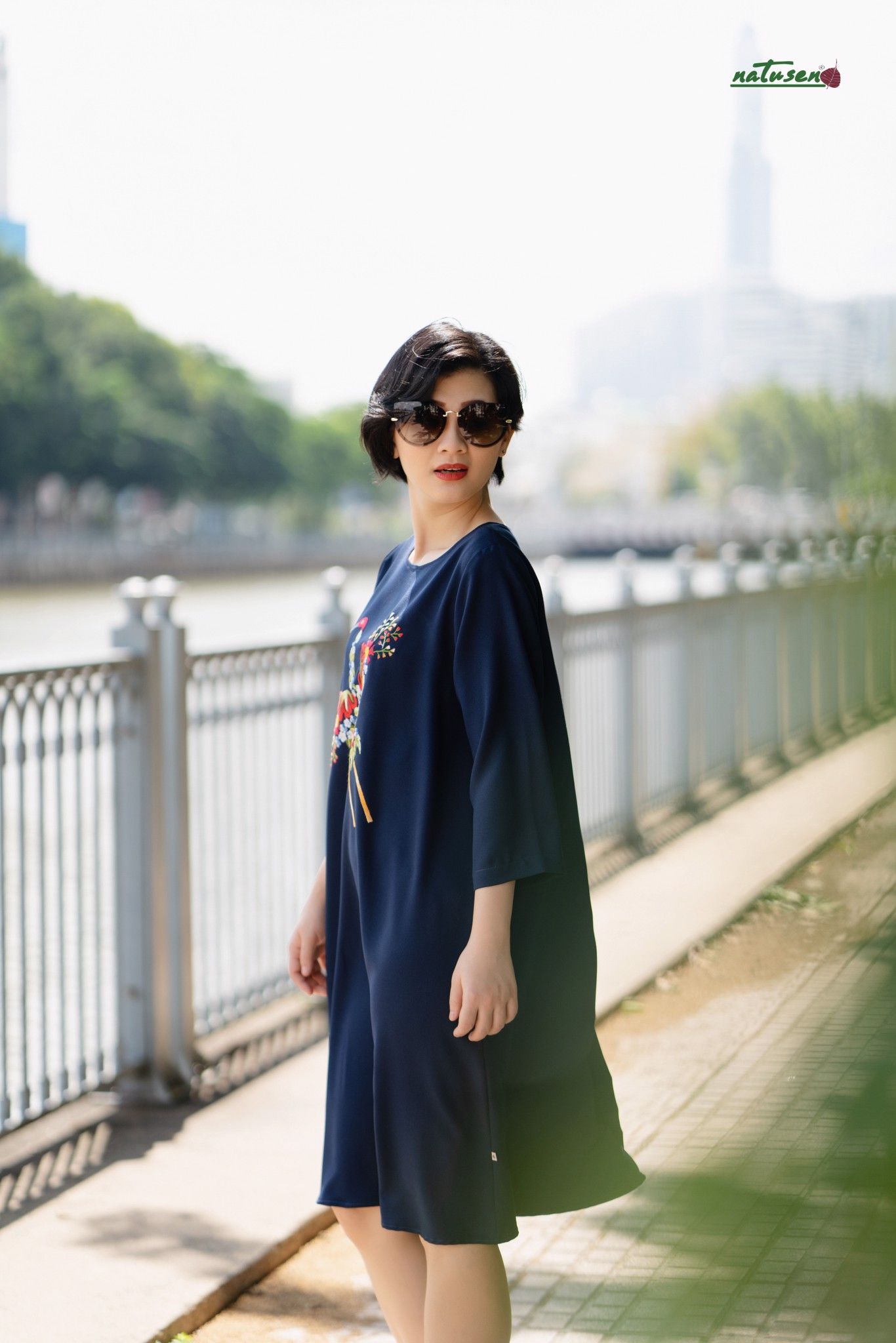 Đầm Hạc Hoa Thị Tết xanh dương thêu tay