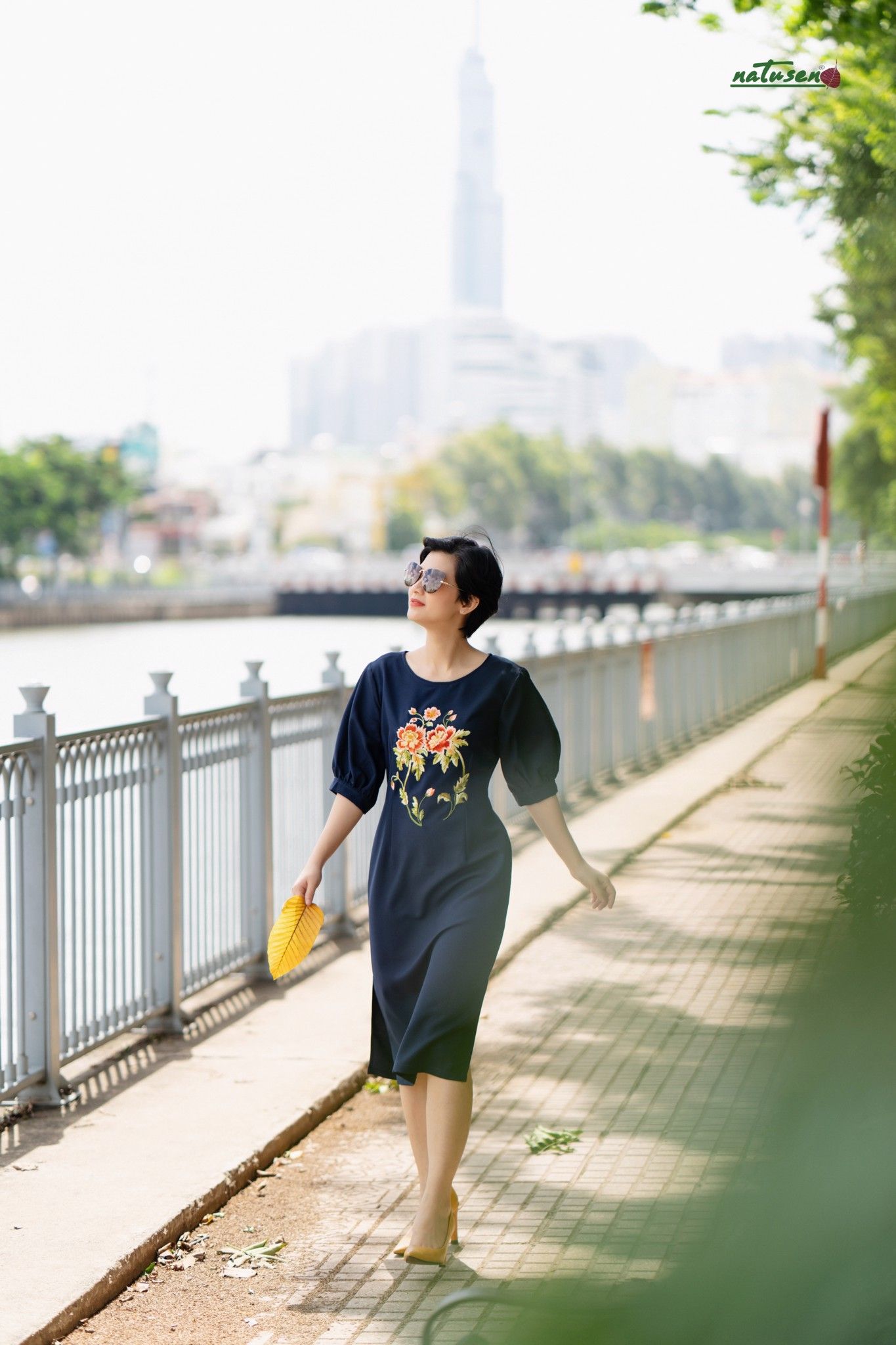 Đầm thêu tay Mẫu Đơn Tết xanh dương tay phùng
