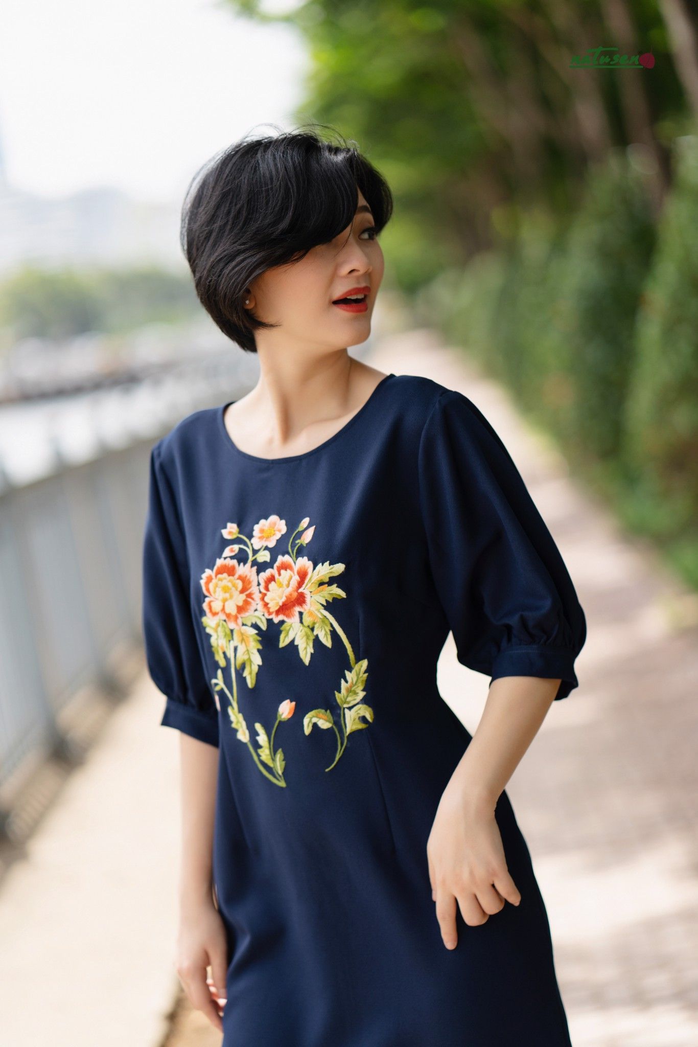 Đầm thêu tay Mẫu Đơn Tết xanh dương tay phùng