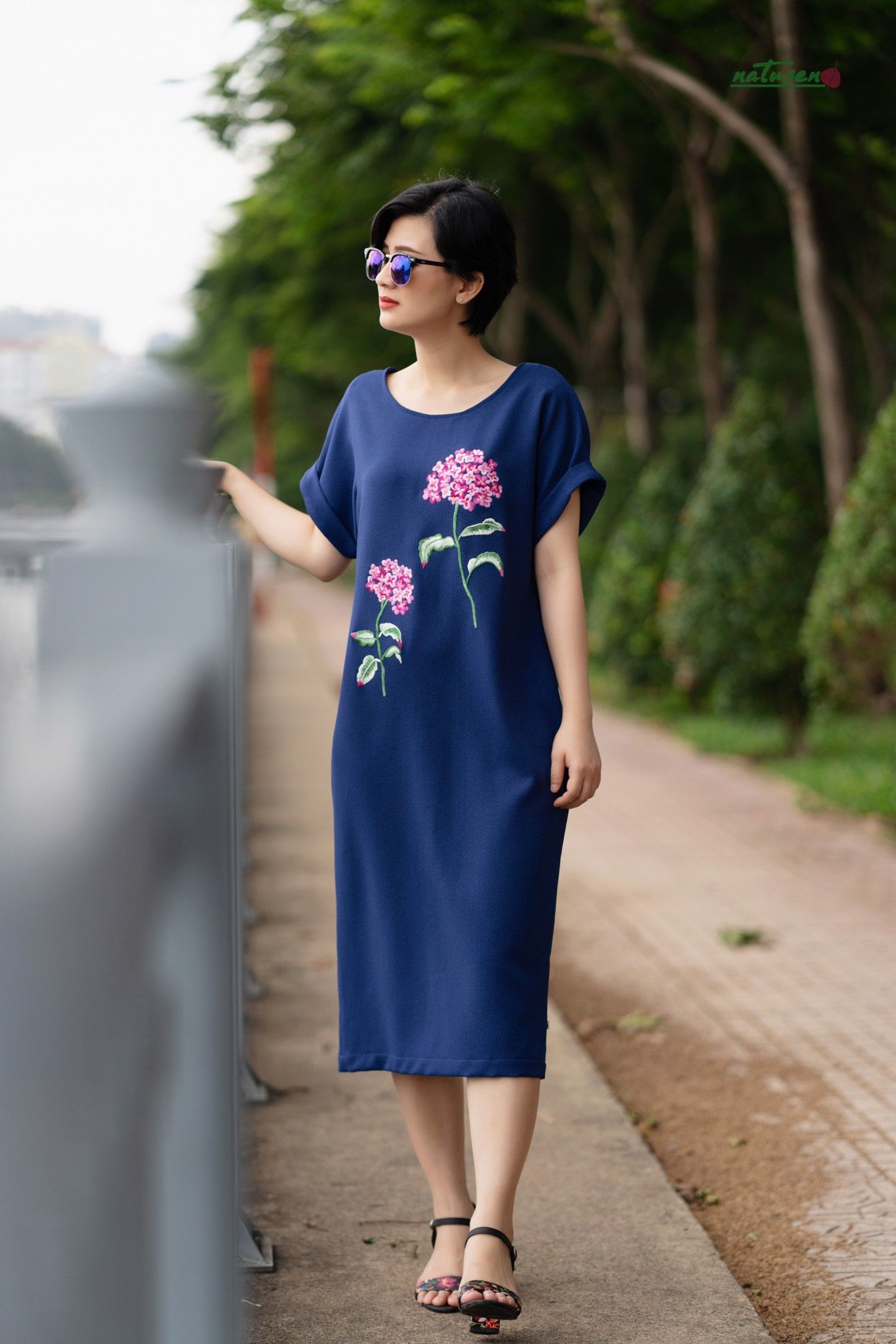 Đầm thêu tay Cẩm Tú xanh dương bí tay liền