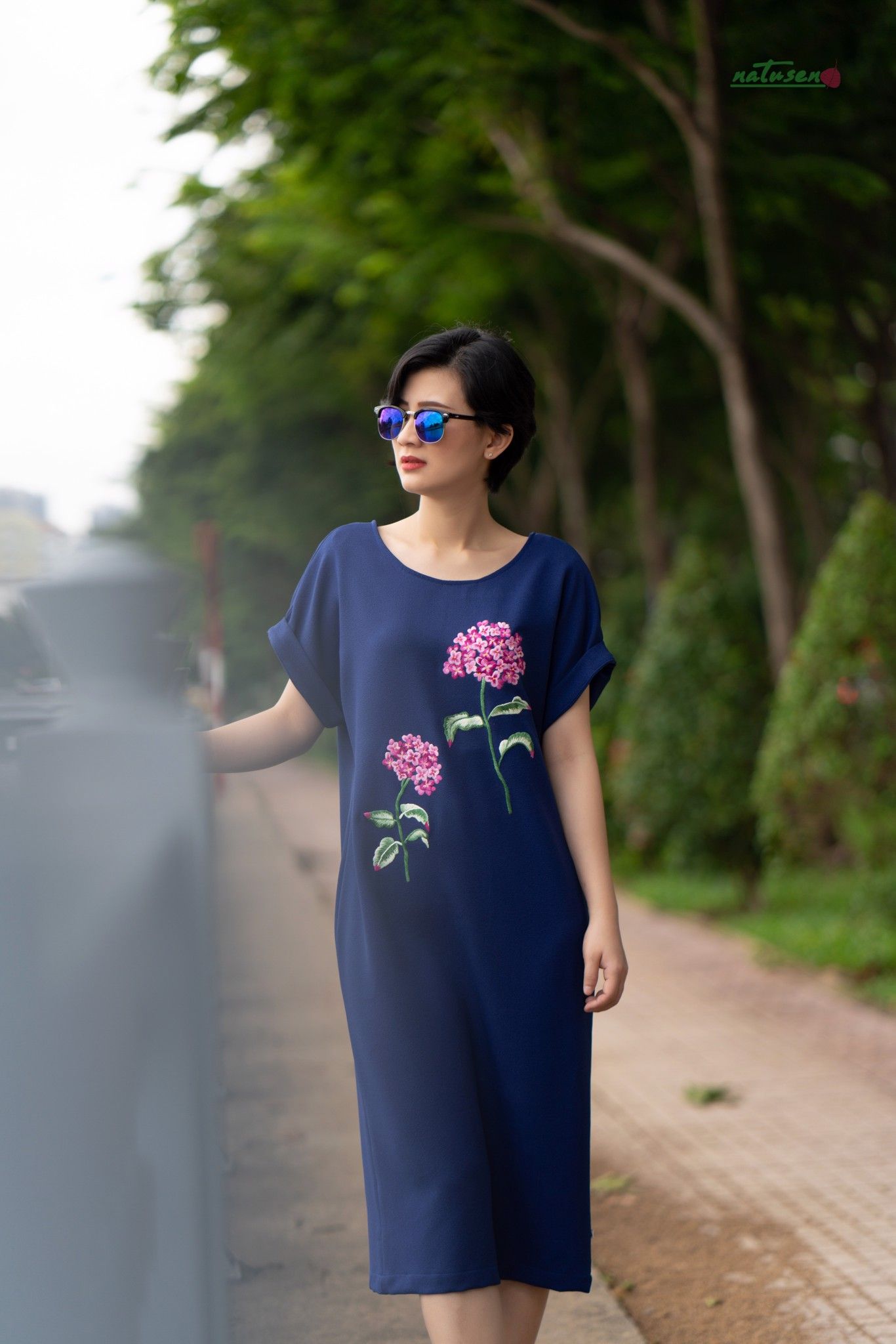 Đầm thêu tay Cẩm Tú xanh dương bí tay liền