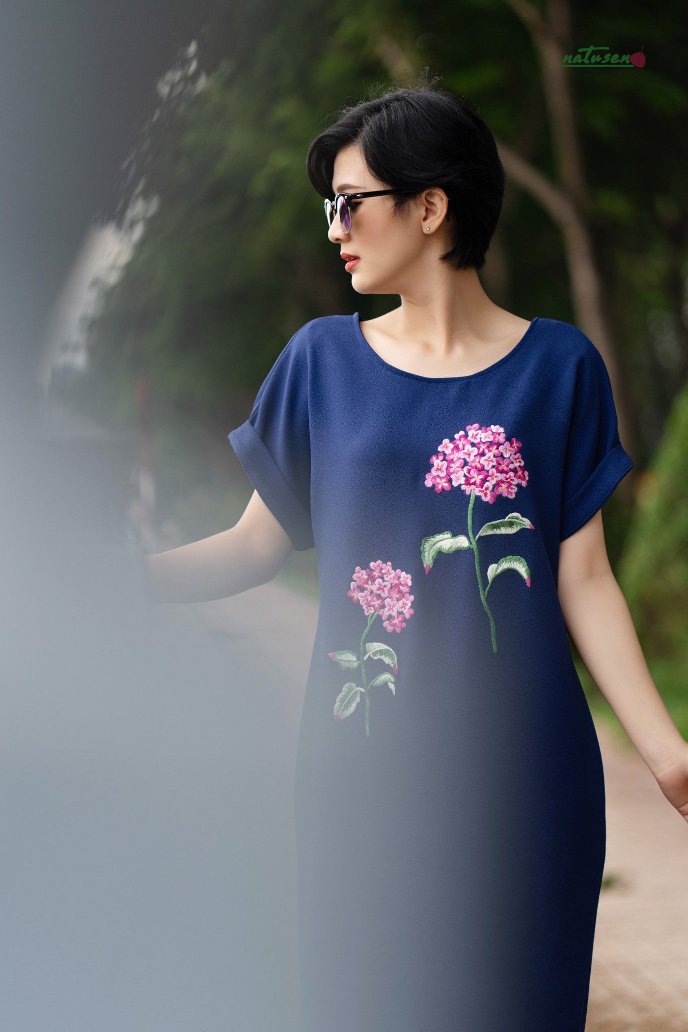 Đầm thêu tay Cẩm Tú xanh dương bí tay liền