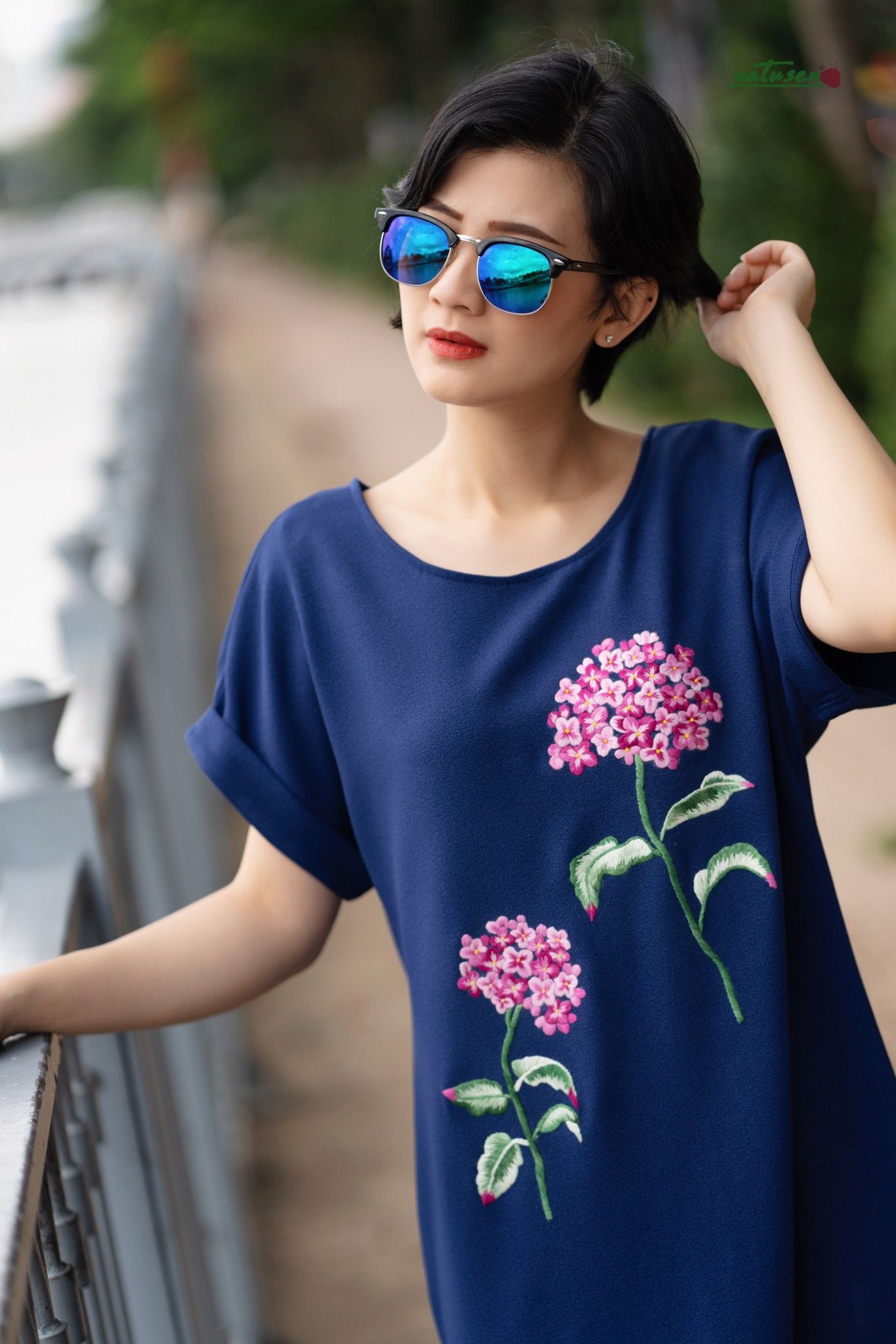 Đầm thêu tay Cẩm Tú xanh dương bí tay liền