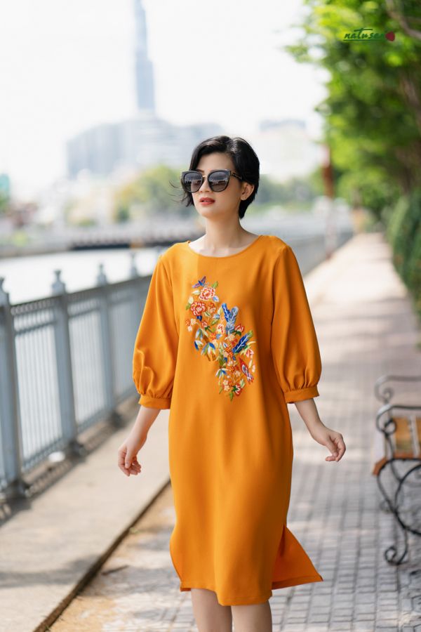 Đầm Curry Vàng thêu thủ công Tết Gắn Kết tay phồng