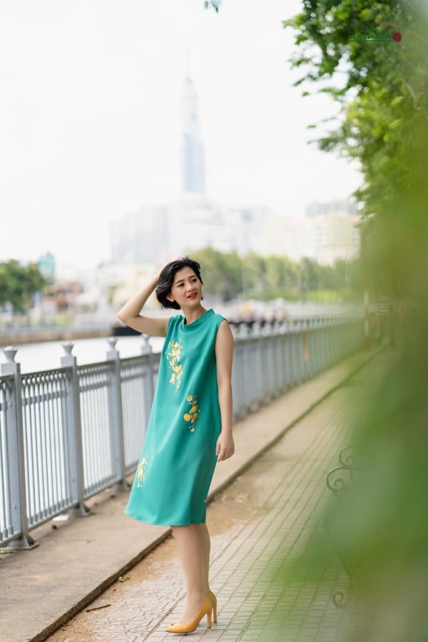 Đầm A xanh ngọc thêu tay hoa cúc cổ lọ rộng