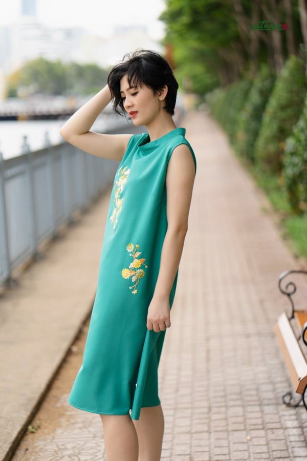 Đầm A xanh ngọc thêu tay hoa cúc cổ lọ rộng
