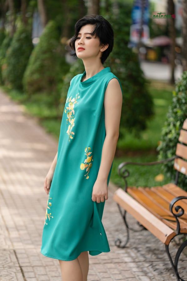 Đầm A xanh ngọc thêu tay hoa cúc cổ lọ rộng