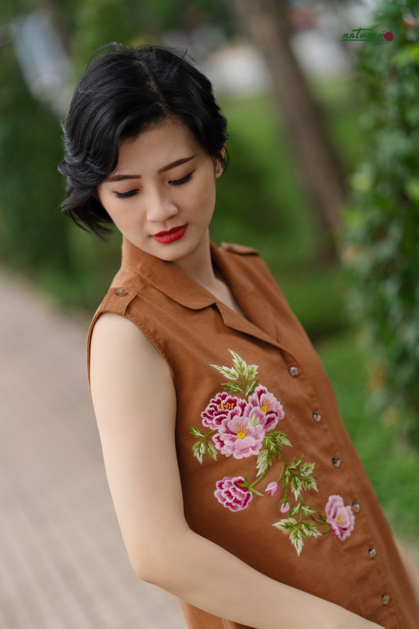 Đầm cổ vest thêu tay Hồng Florentina Đất Nung
