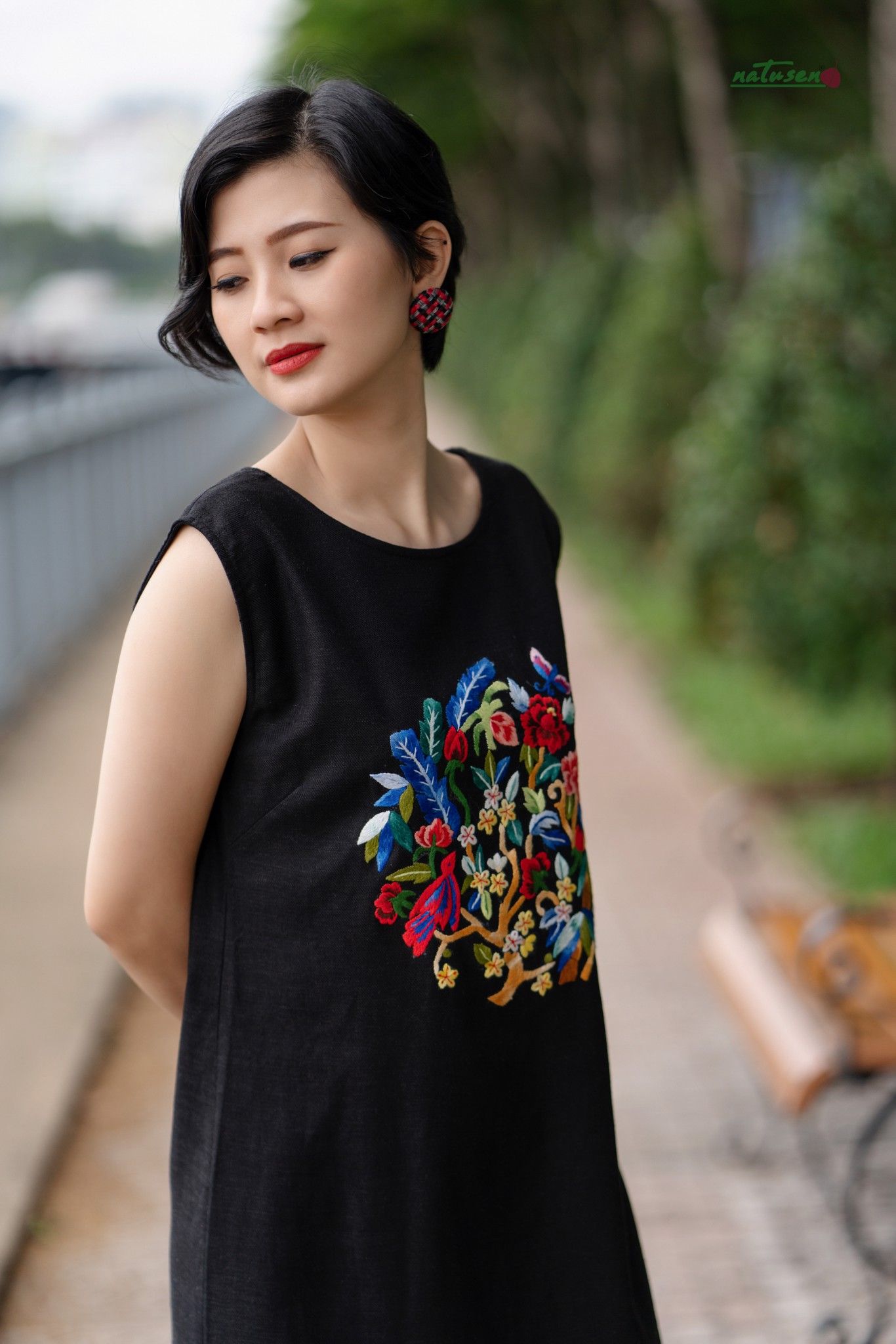 Đầm đen linen đi tiệc Tết Hoà Hợp maxi thêu tay