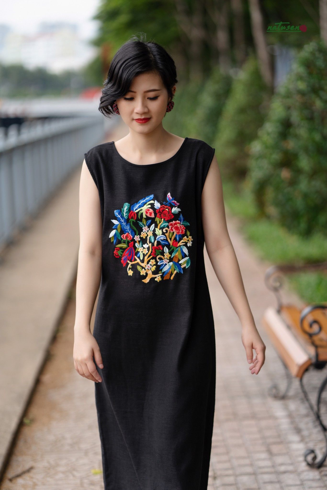 Đầm đen linen đi tiệc Tết Hoà Hợp maxi thêu tay