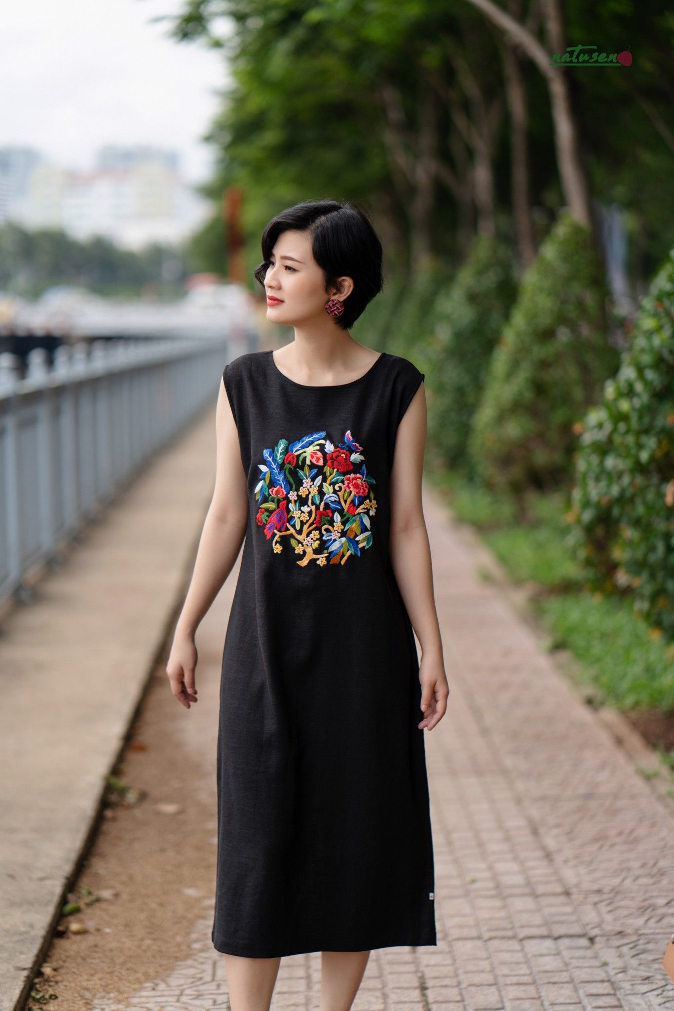 Đầm đen linen đi tiệc Tết Hoà Hợp maxi thêu tay