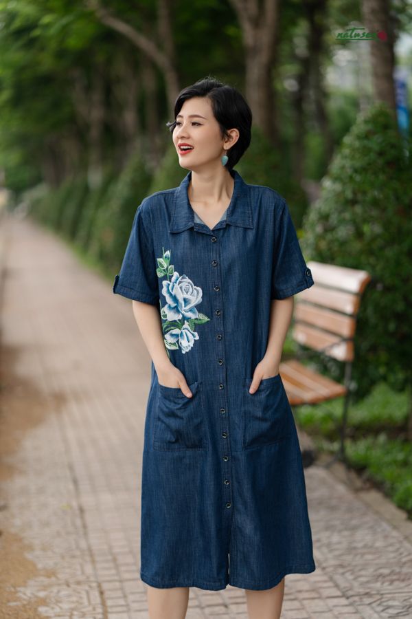 Thêu tay hoa hồng xanh trên đầm denim A
