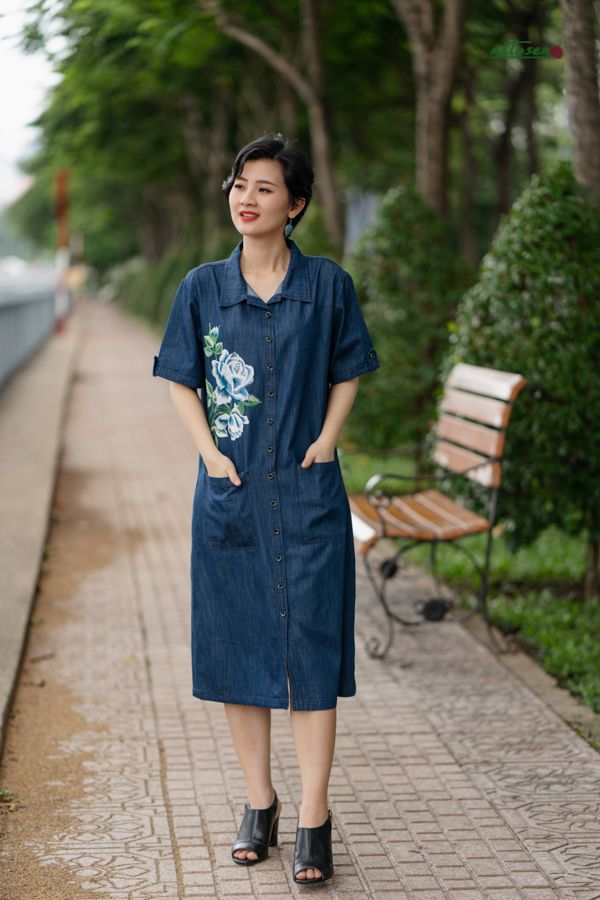 Thêu tay hoa hồng xanh trên đầm denim A