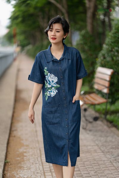  Thêu tay hoa hồng xanh trên đầm denim A 