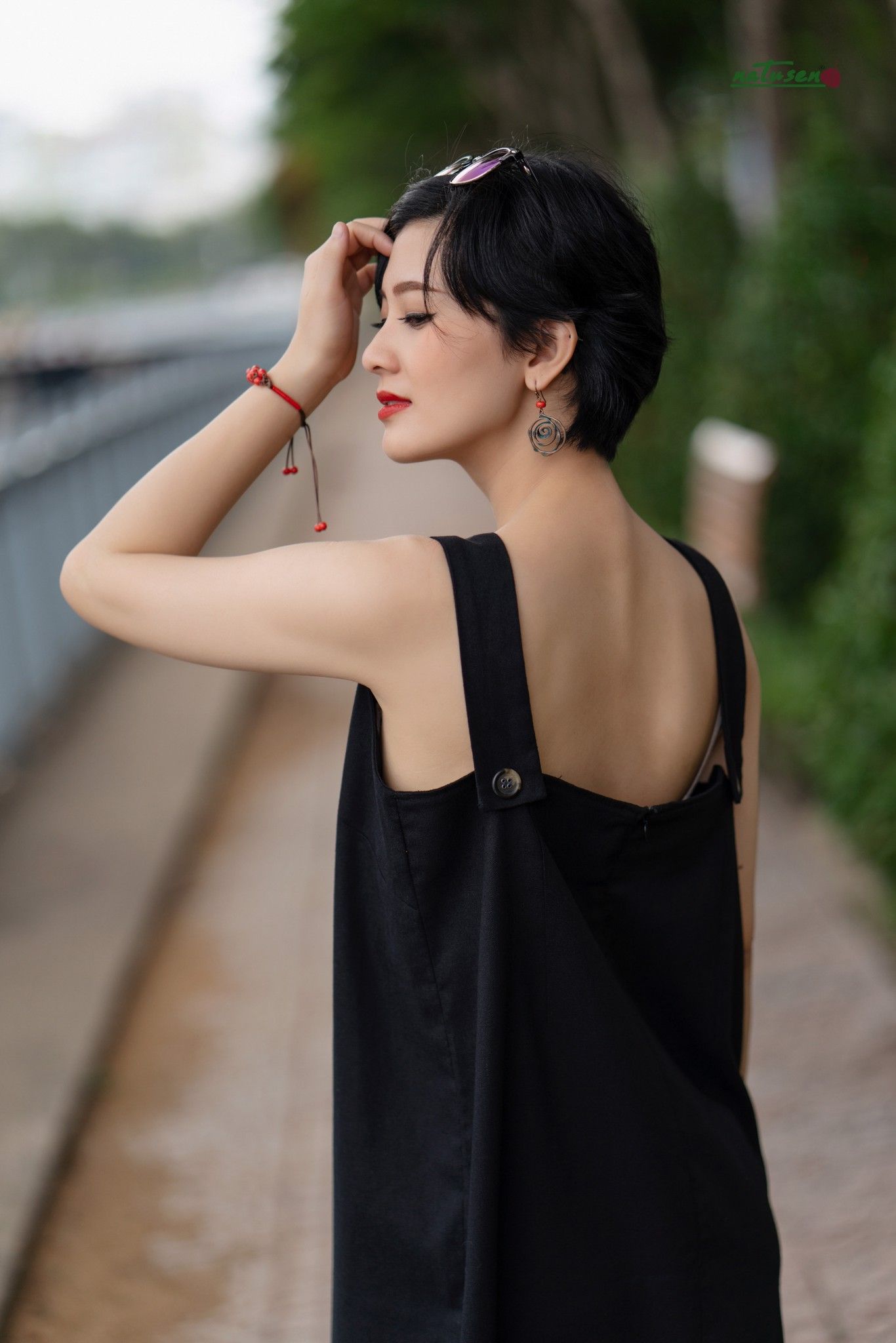 Đầm đen thêu thủ công Hoa Hồng tim hai dây