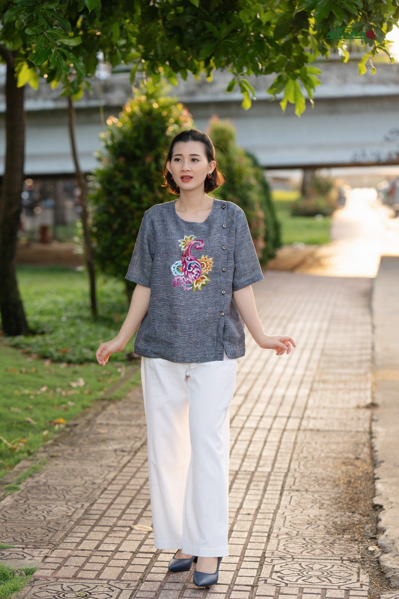 Áo cài bên thêu Fire Paisley Xanh Charmdray