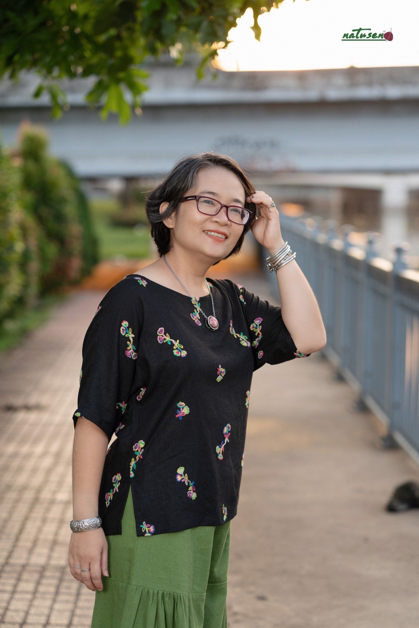 Áo linen đen cánh dơi Ren thêu