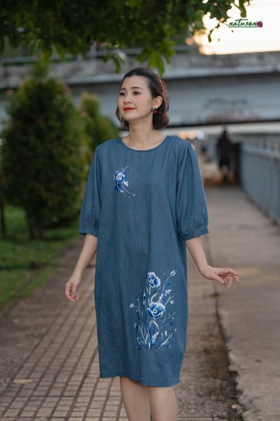  Đầm A tay phùng denim thêu tay hoa Poppy xanh 