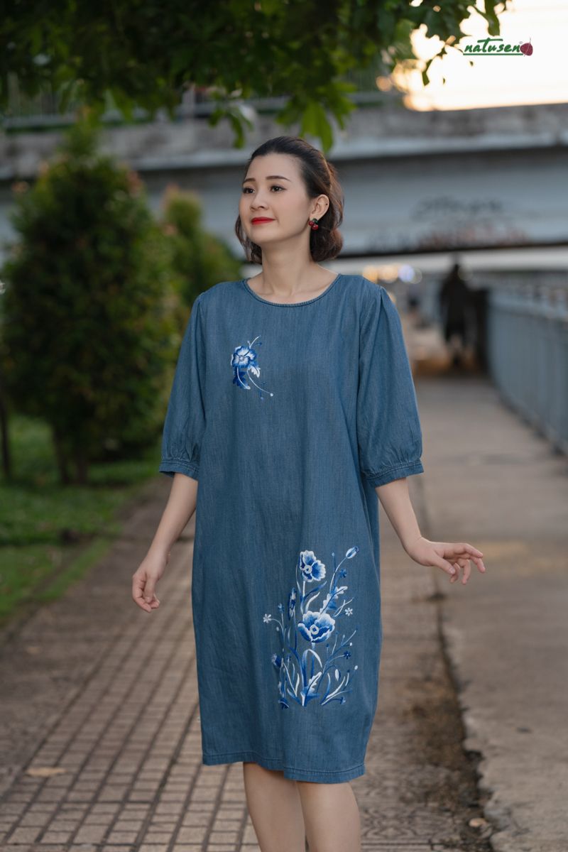 Đầm A tay phùng denim thêu tay hoa Poppy xanh