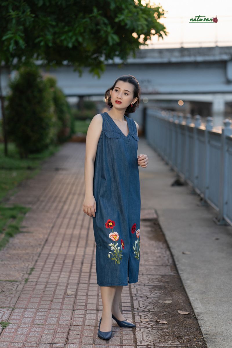 Đầm cổ tim denim thêu tay Poppy