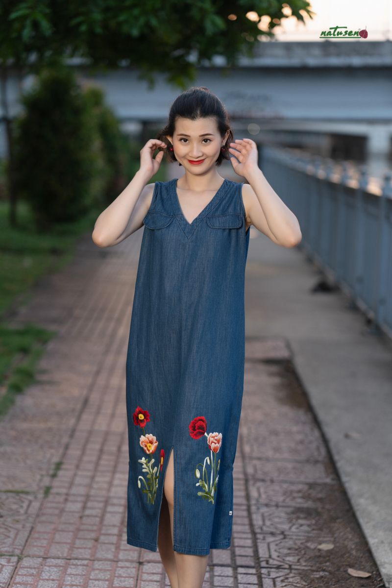Đầm cổ tim denim thêu tay Poppy