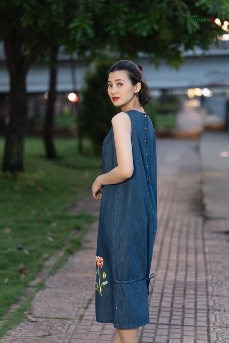  Đầm cổ tim denim thêu tay Poppy 