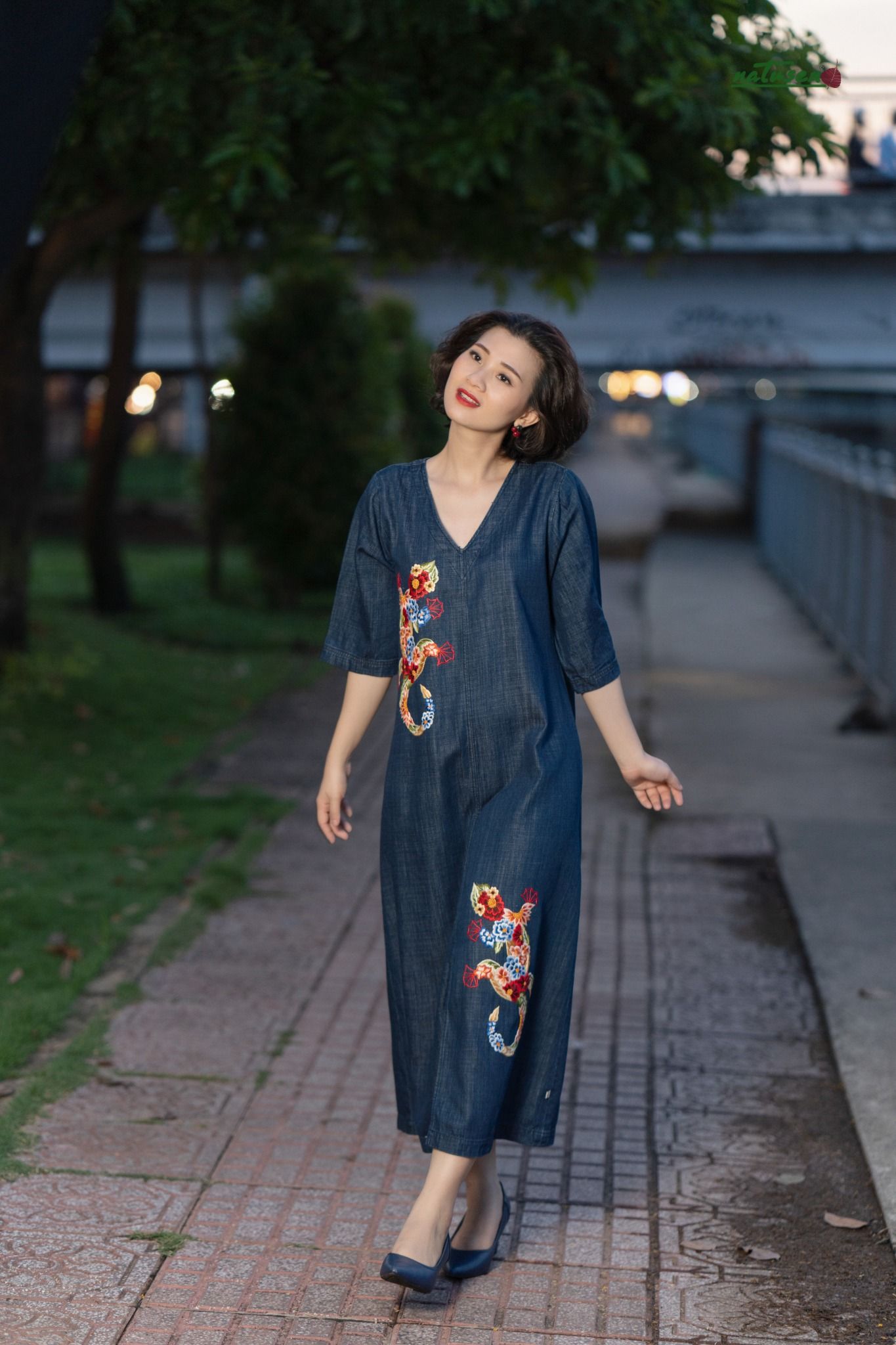 Đầm Victory denim thêu thủ công Tắc Kè Bách Hoa