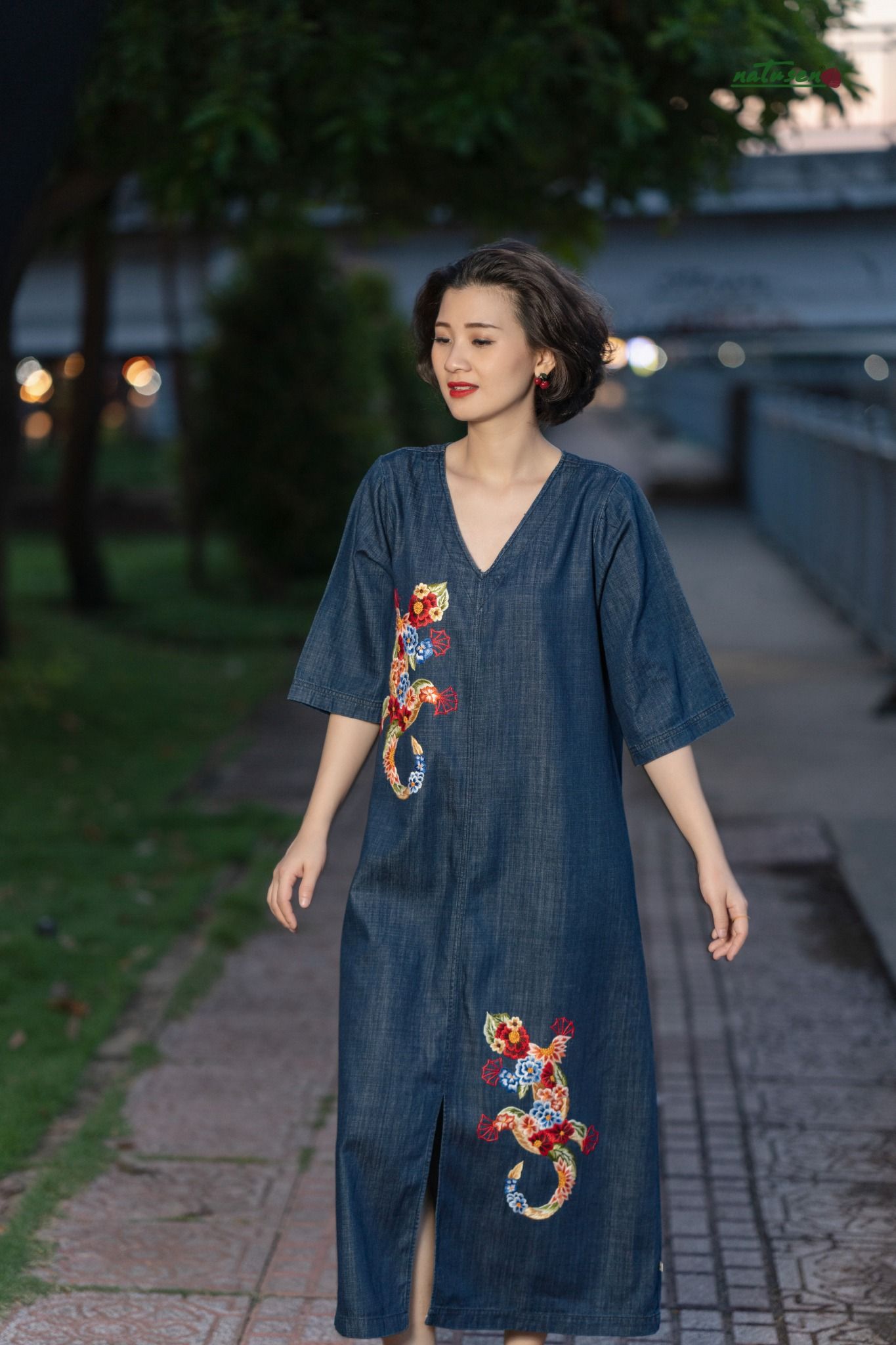 Đầm Victory denim thêu thủ công Tắc Kè Bách Hoa