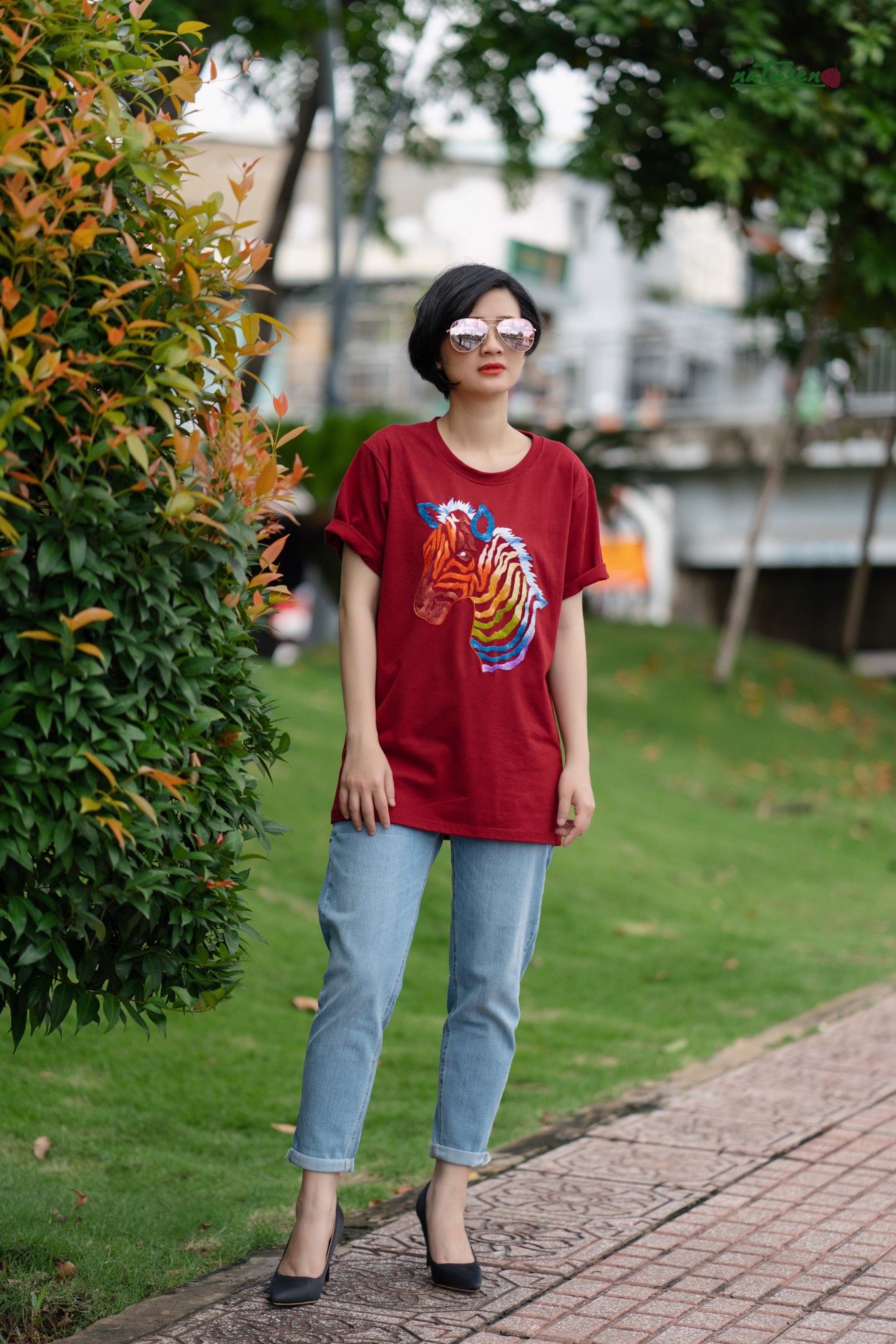 Áo thun Chili Red thêu tay Rainbow Zebra